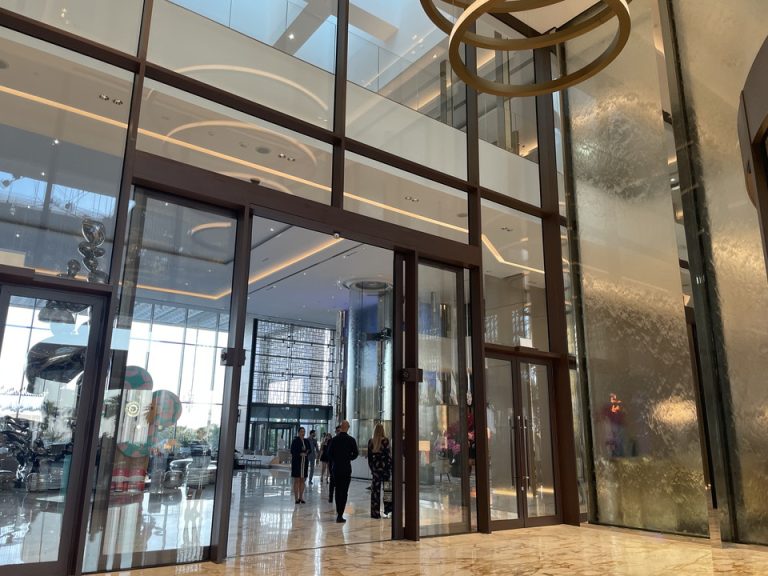 エントランス内観