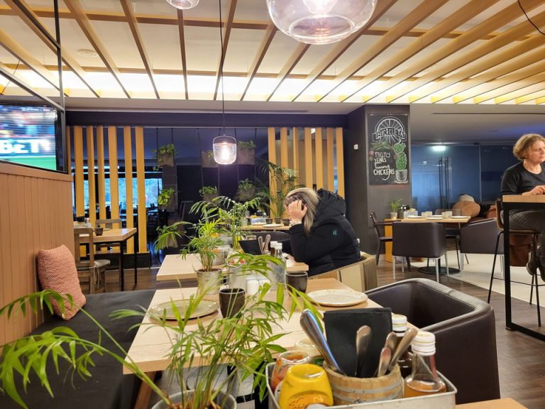 ホテル内レストラン 店内の様子(2)