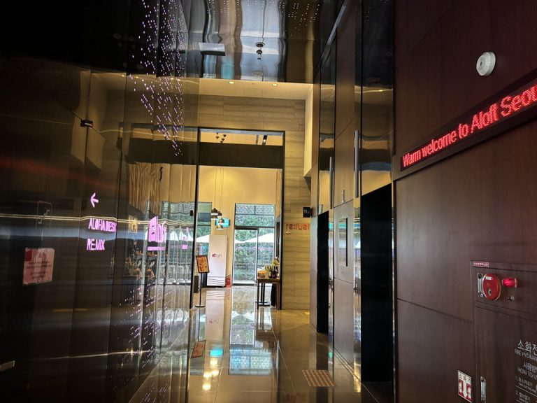 エレベーターホールフロント階