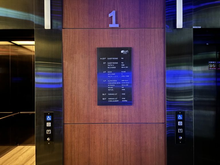 エレベーターホールフロント階案内板