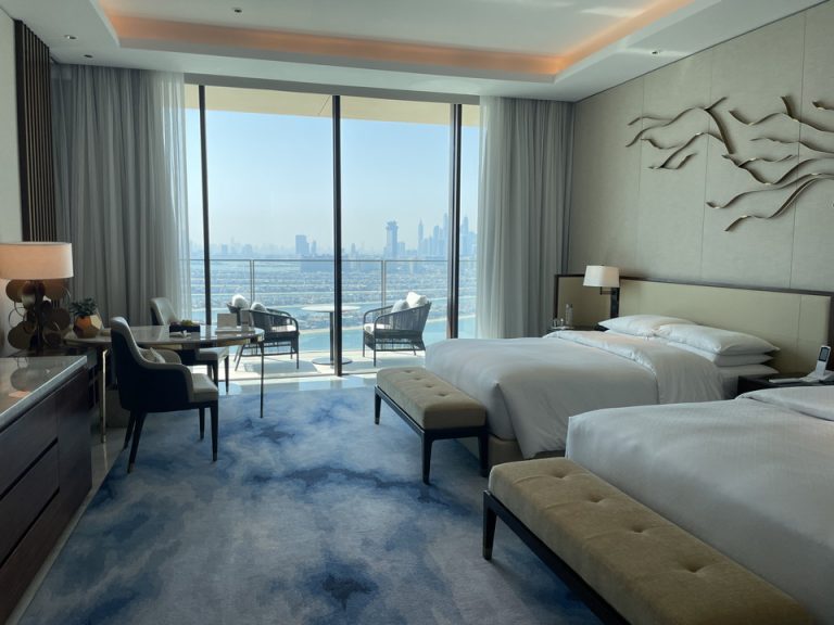 客室全体(窓際方向)