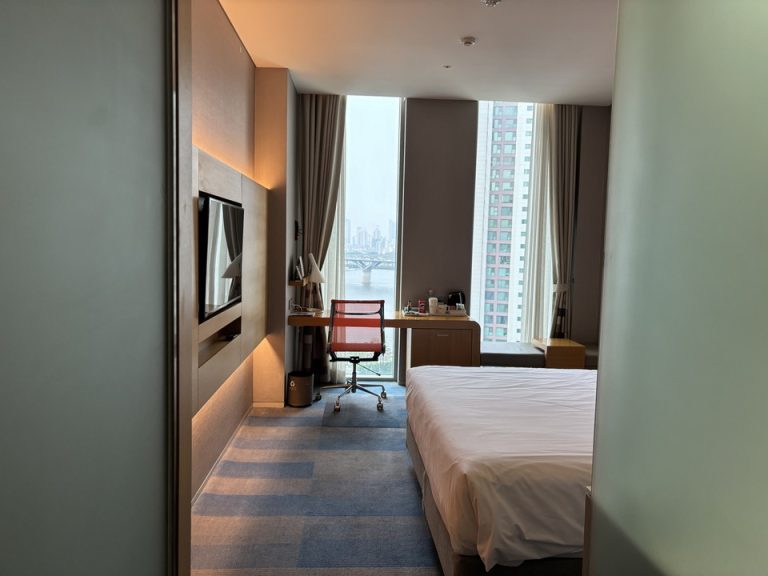 客室全体(窓際方向)