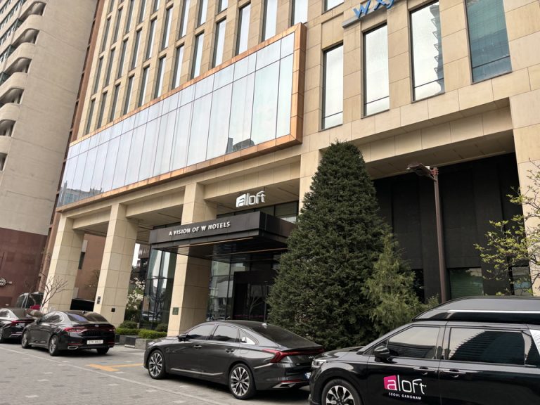 エントランス外観①