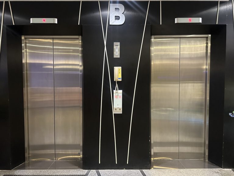 エレベーター前