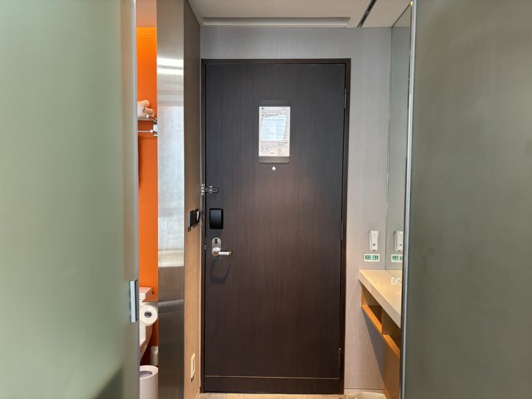 客室入口内観ドア