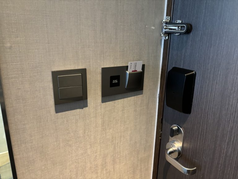 客室入口ドア・ルームキー