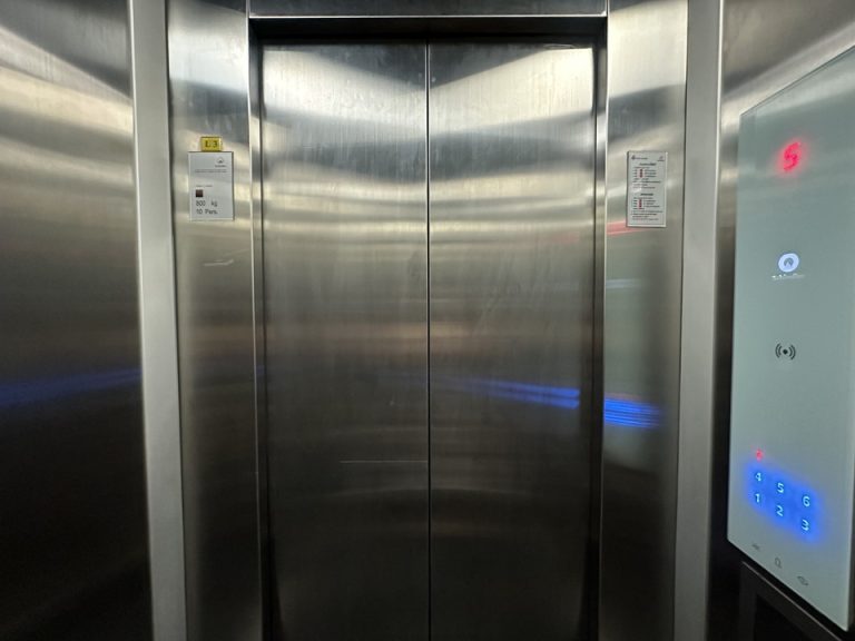 エレベーター内側