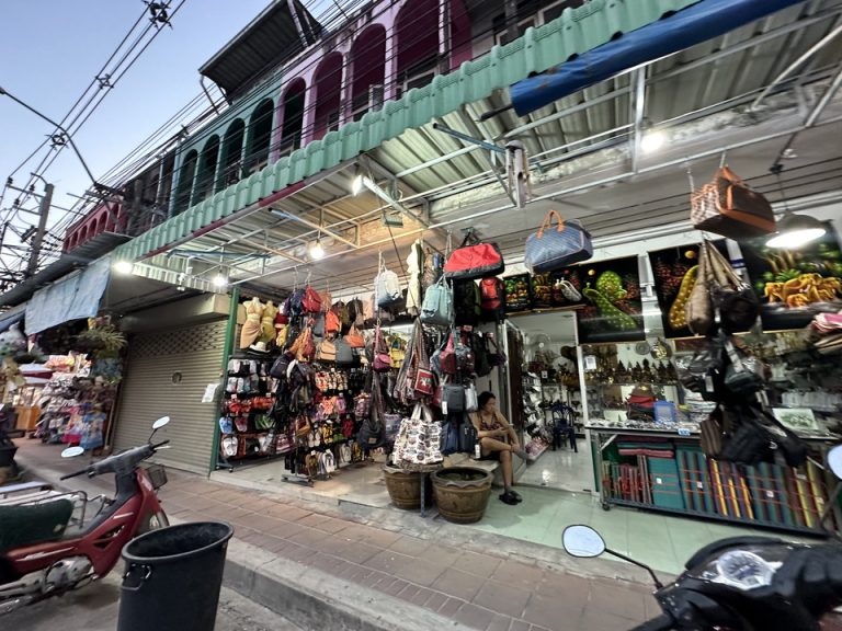 ホテル周辺メイン通り(3)