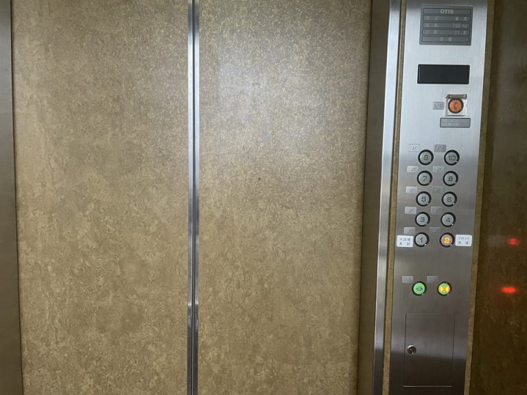 エレベーター中2