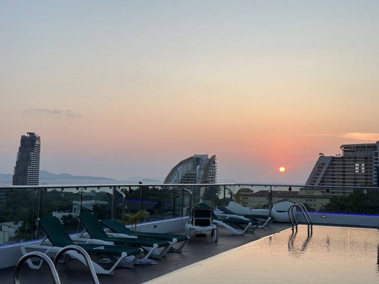 プールサンセット眺望