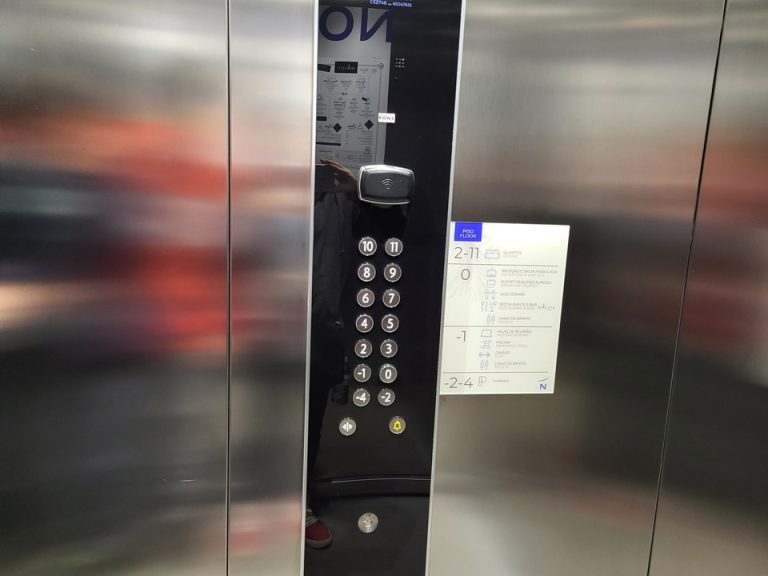 エレベーター内(1)