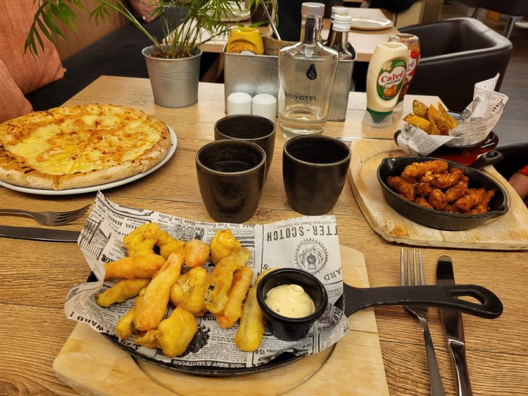 ホテル内レストランの料理(ピザマルガリータ、野菜の天ぷら、クリスピーチキン)