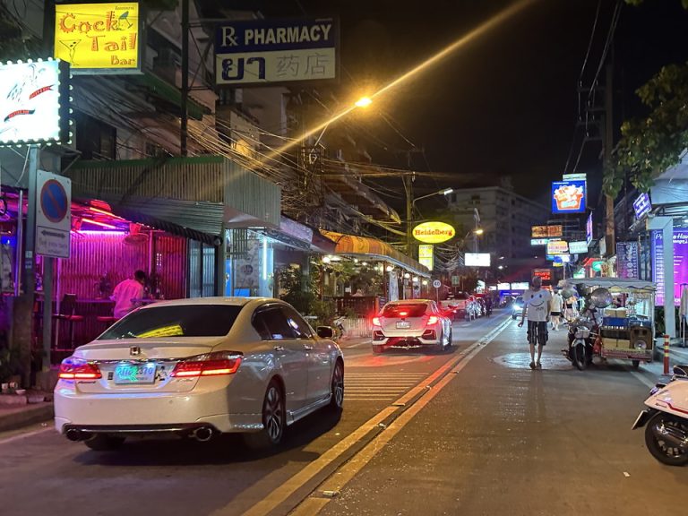 ホテル周辺メイン通り(4)