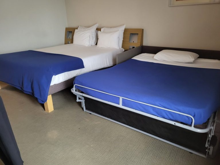 横方向からベッド