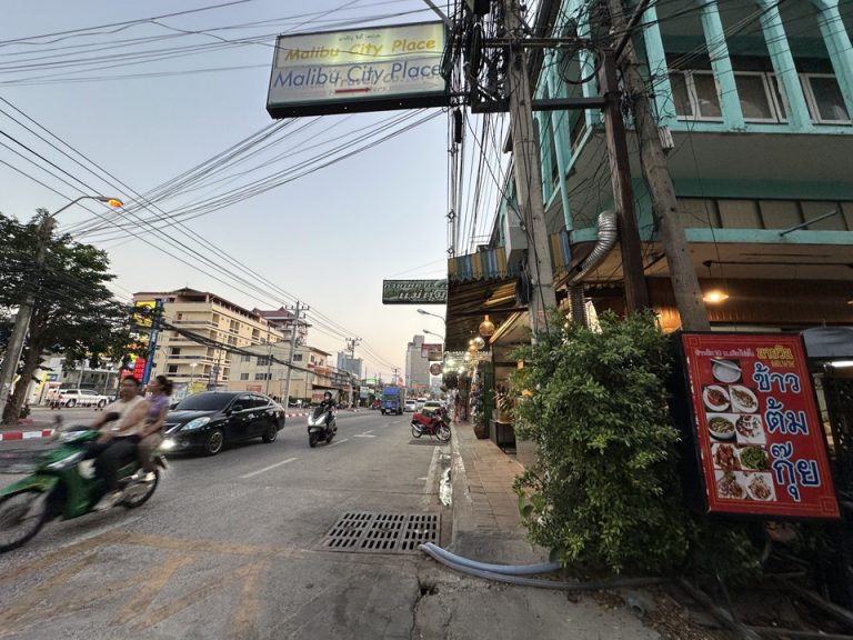 ホテル周辺メイン通り(1)