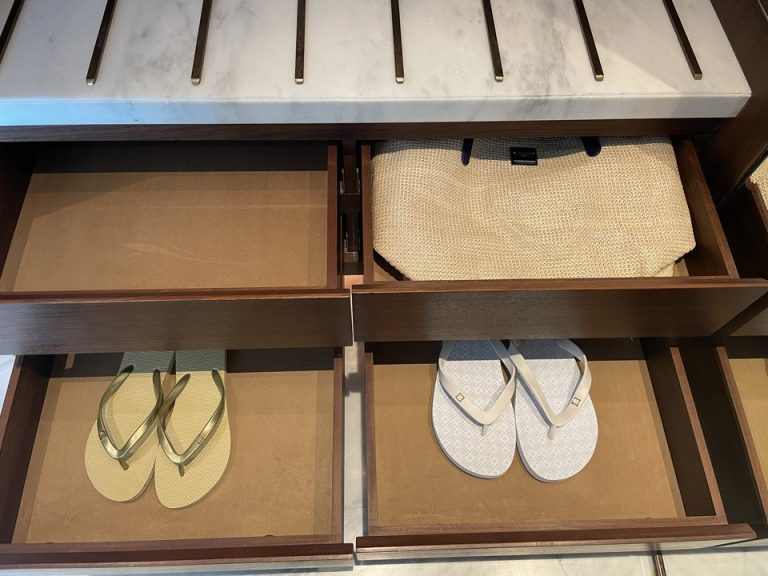 クローゼット外観(開けた状態)左側