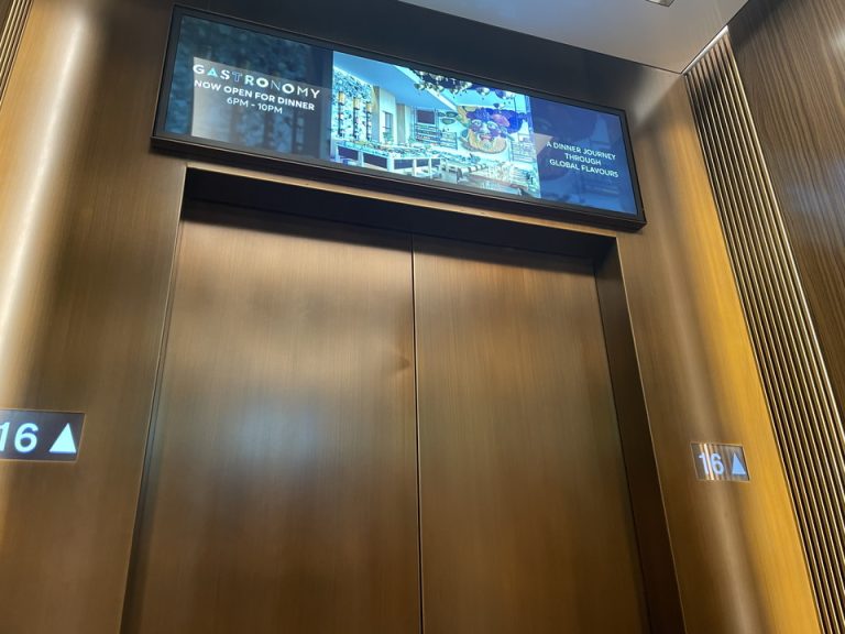 エレベーター内観