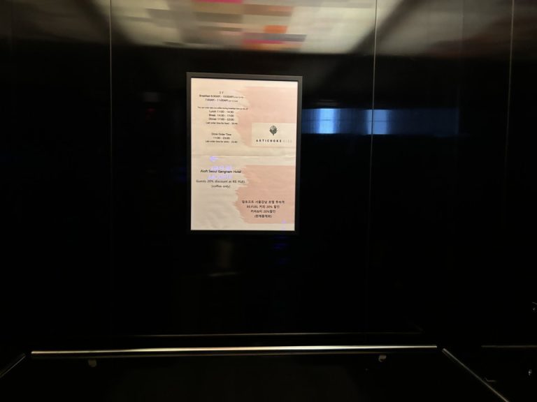 エレベーター内観