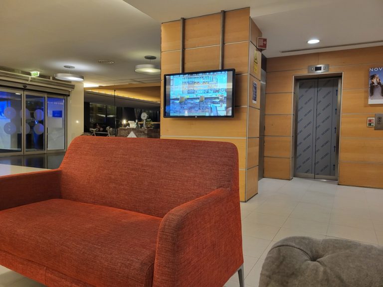 フロントの奥のエレベーター