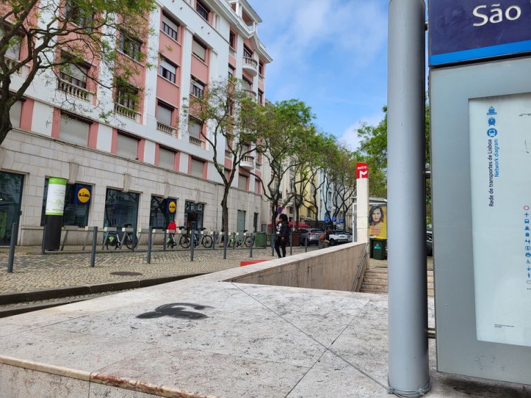 最寄りのメトロの駅にあるスーパー