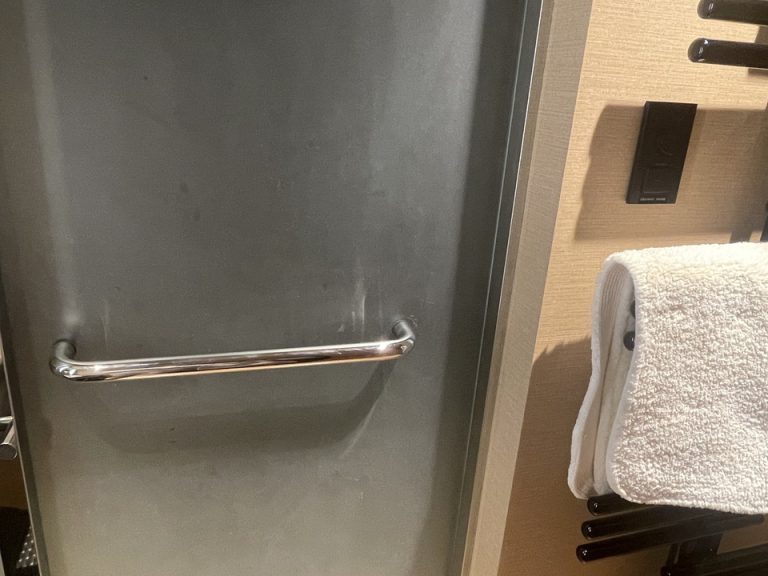 シャワー入り口