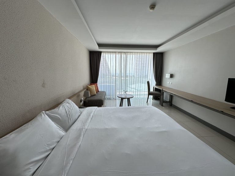 部屋全体ベット横から