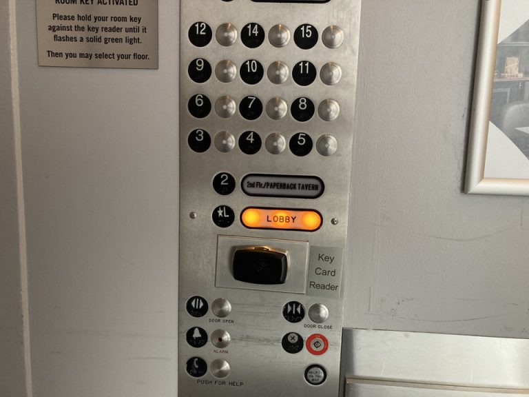 エレベーターボタン内観