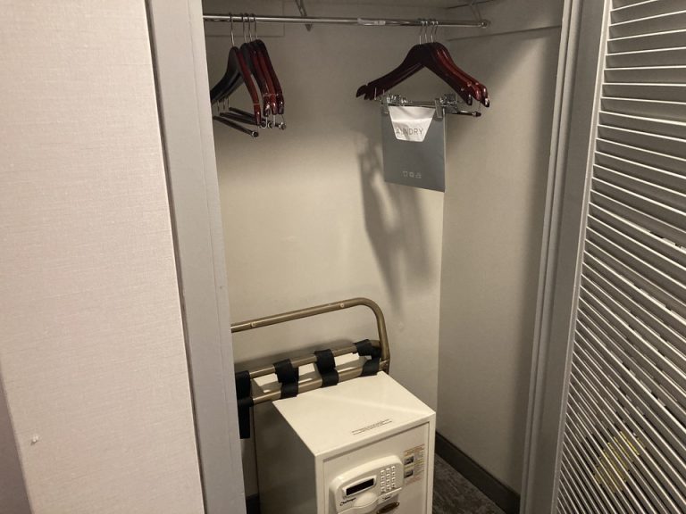 クローゼット内観