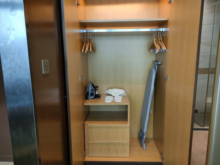 クローゼット外観(開けた状態)