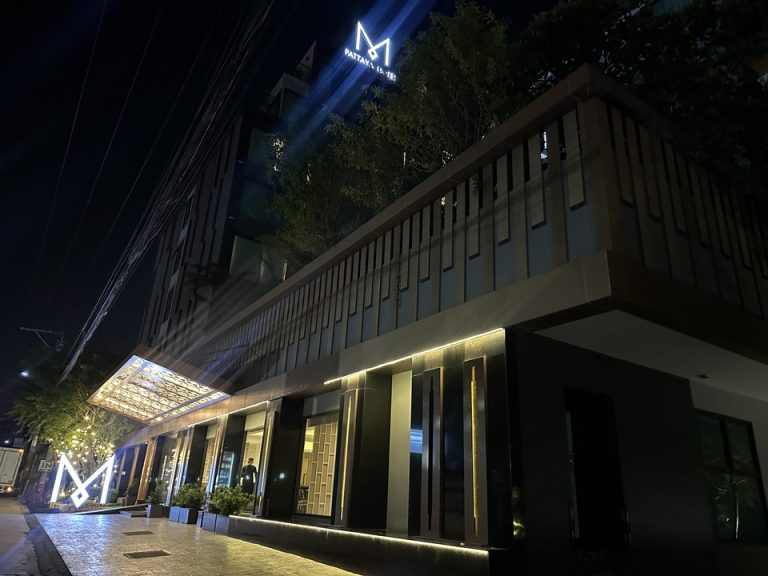夜の外観