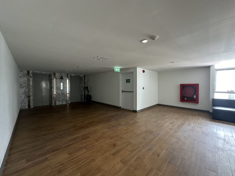 客室階エレベーター前