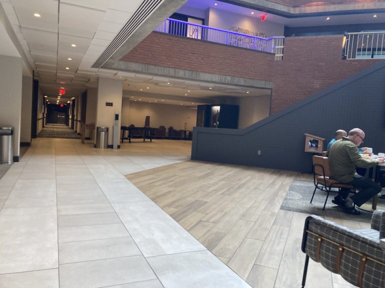 フロント階エレベーター前