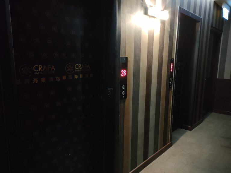 エレベーターホール客室階2