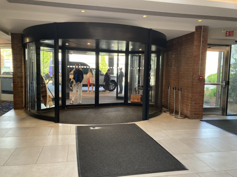 エントランス中から