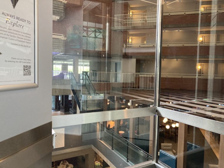 エレベーター内観