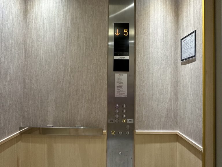 エレベーター内側(1)