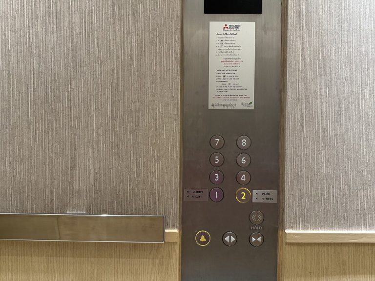 エレベーター内側(2)