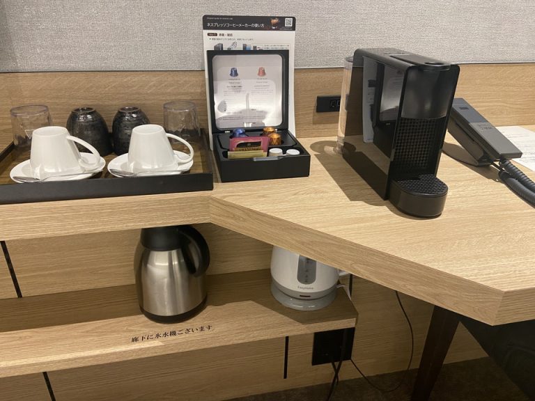 コーヒーメーカーやコップ類