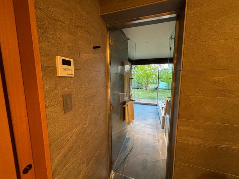 バスルーム入口から全景