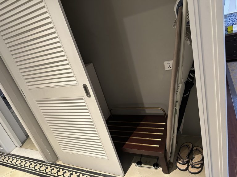 クローゼット外観(開けた状態)