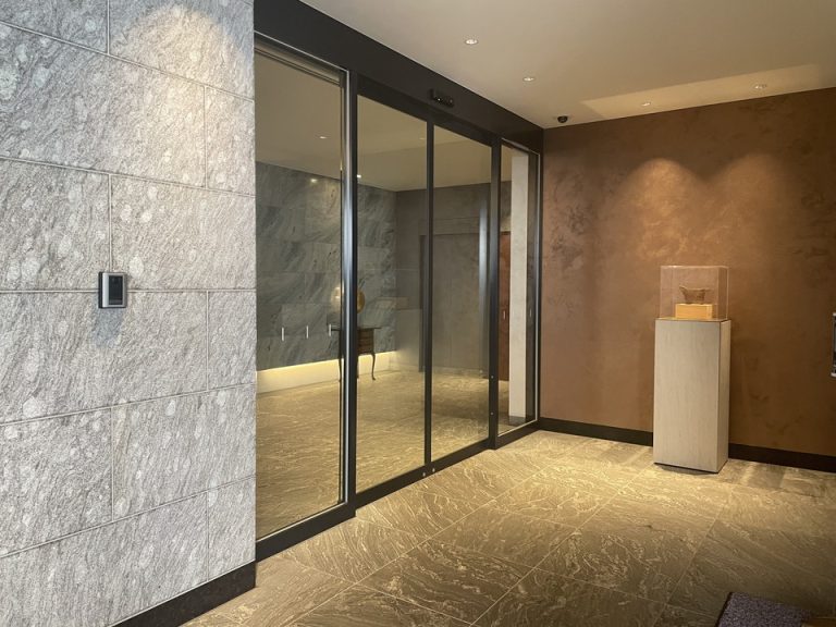 エントランス内観