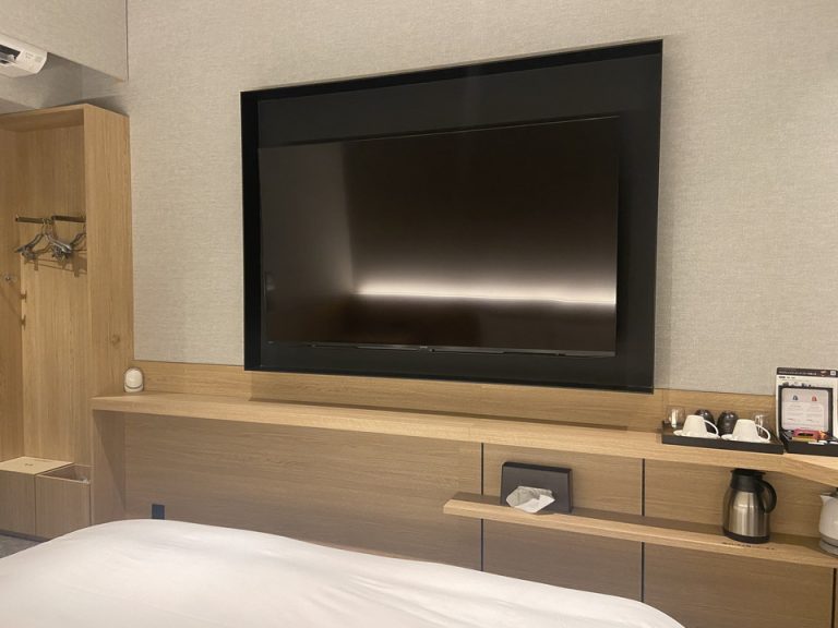 ベッドから見るテレビ