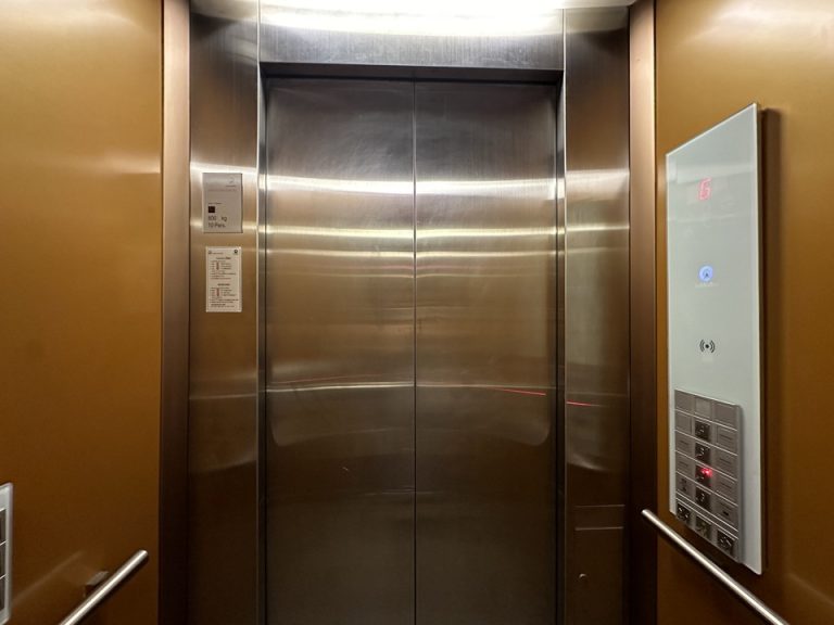 エレベーター廊下