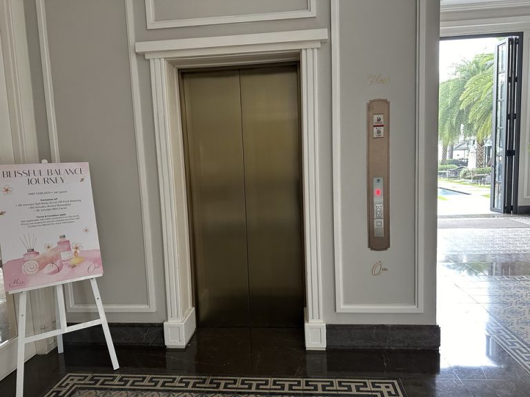 エレベーターホールフロント階