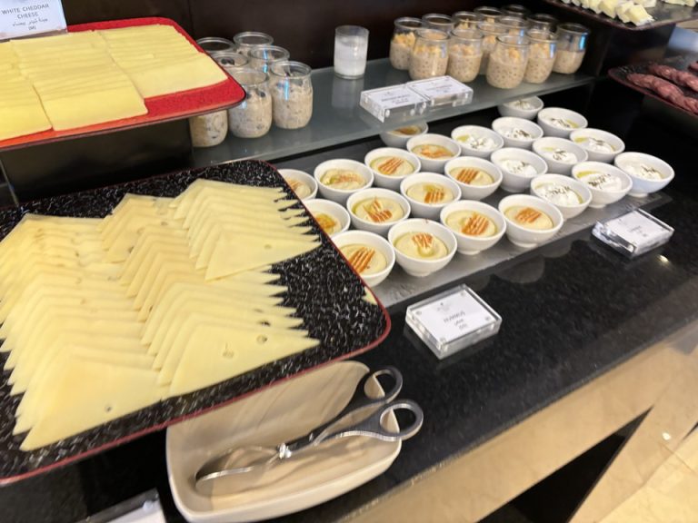 チーズ、フムスなど現地の料理も