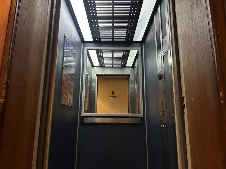 エレベーター内側