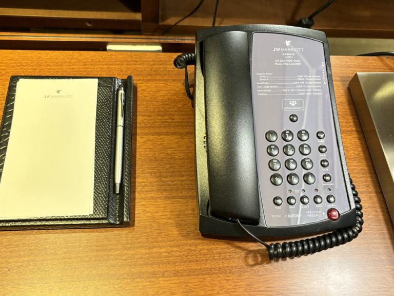 デスク上電話、メモ