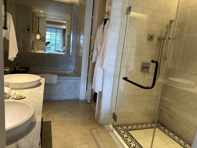 バスルーム入口から全体2