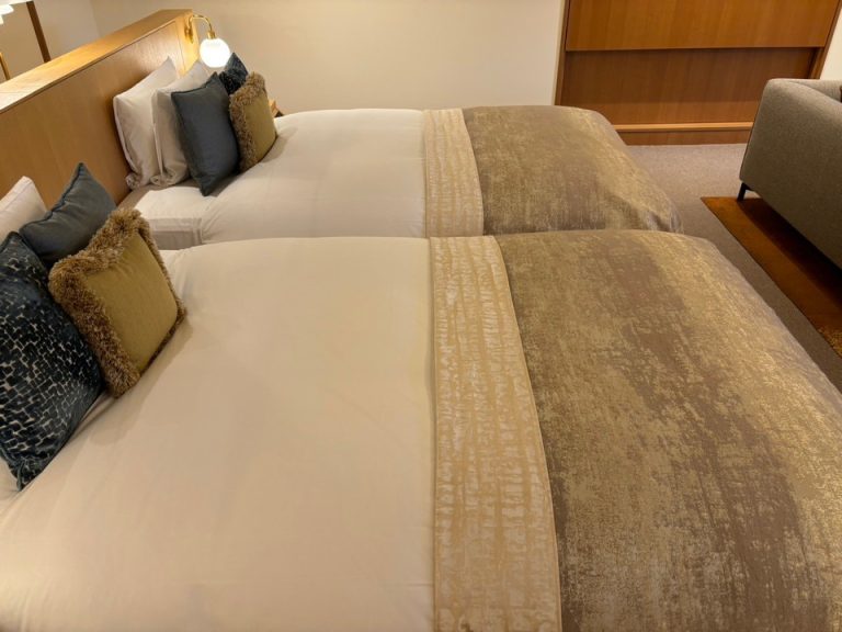 横方向からベッド