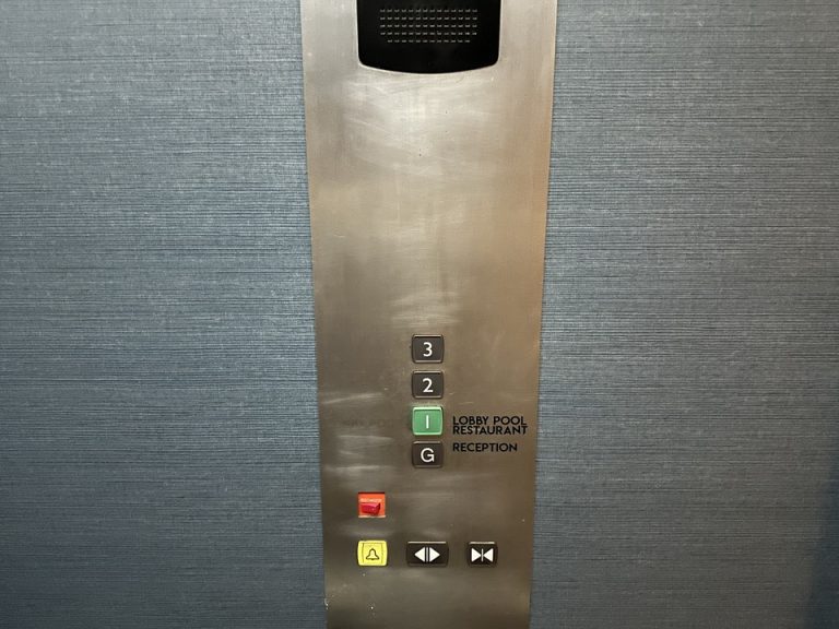 エレベーター内側(2)